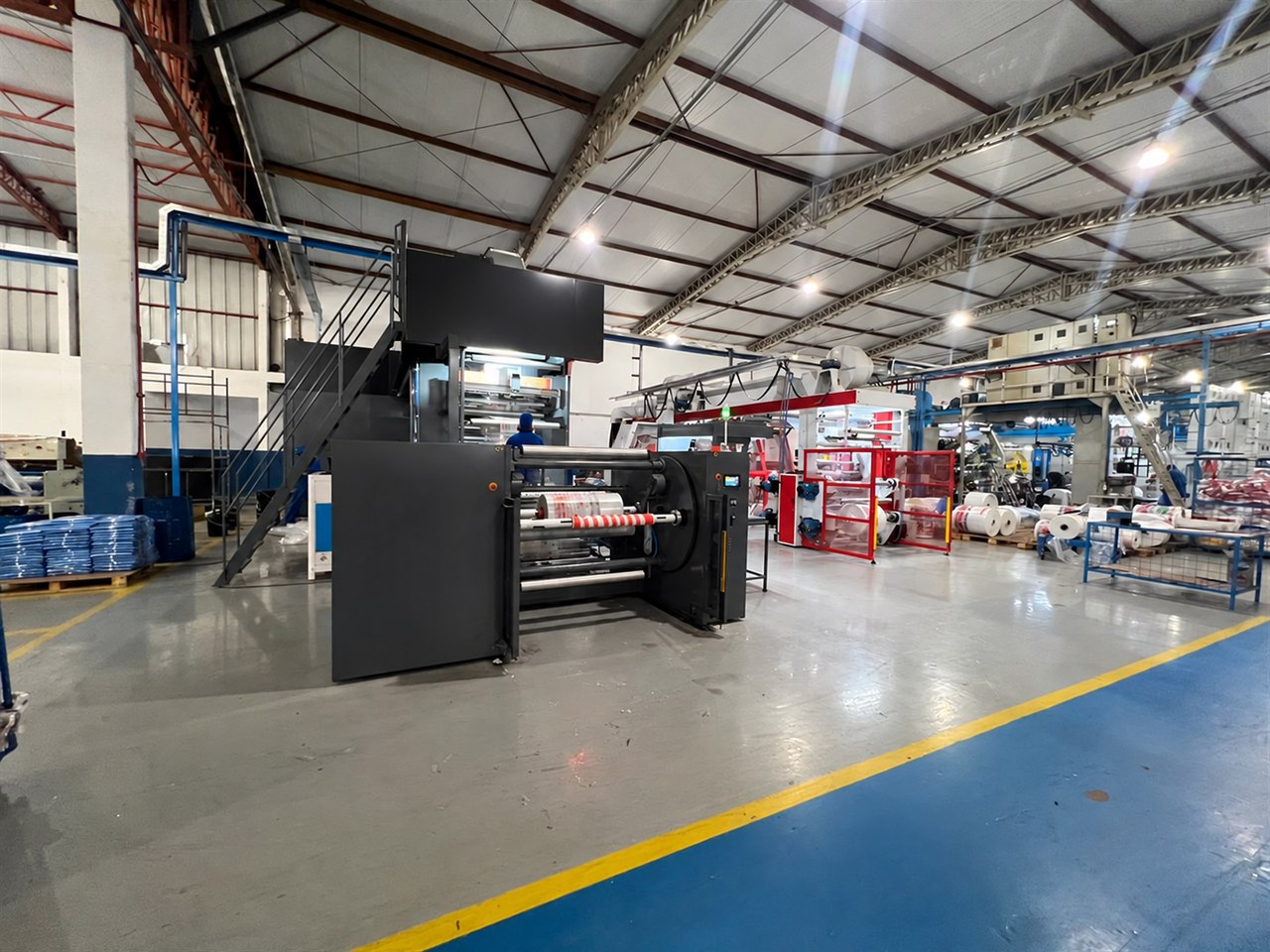 Vista ampla de uma impressora instalada no galpão industrial